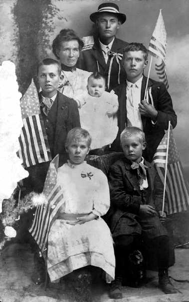 lydiaolsenandfam1908.jpg